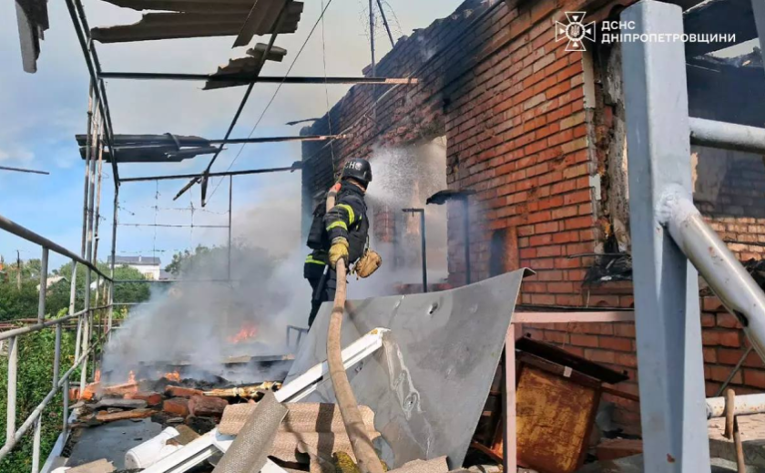 Нікопольські вогнеборці ліквідували загорання житла, що сталося внаслідок ворожого обстрілу