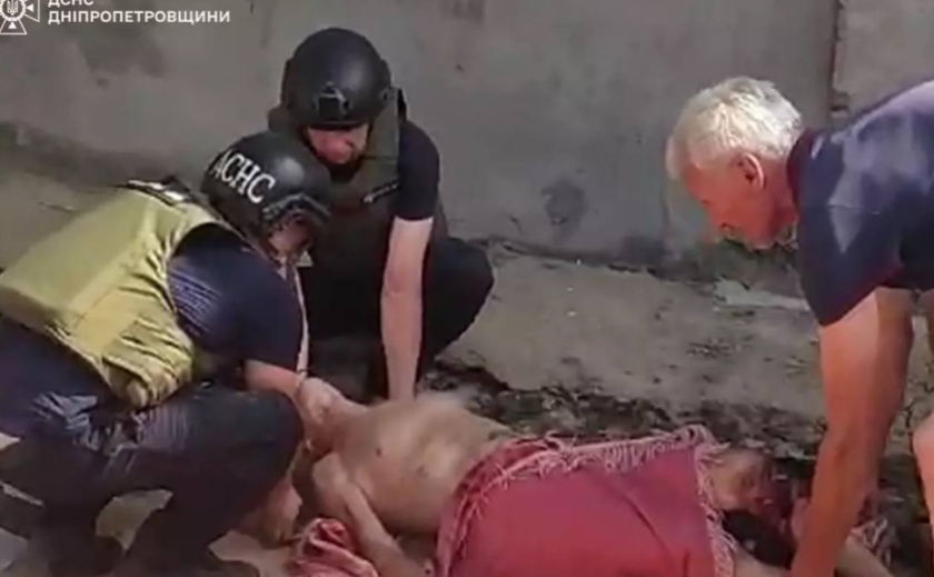 Надзвичайники врятували пораненого містянина: ворог продовжує терор мирного населення Нікопольщини