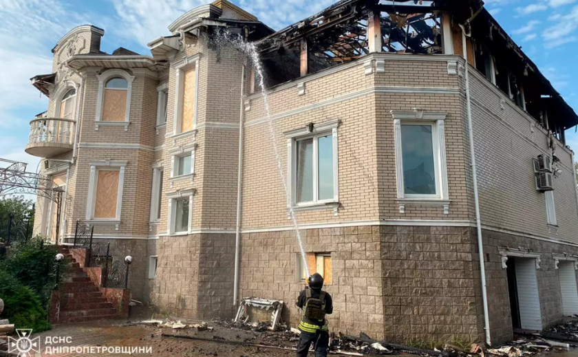 Нікопольські рятувальники загасили палаючий будинок, який спалахнув внаслідок обстрілу