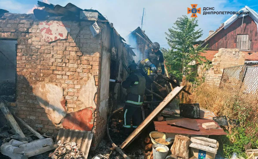 Нікопольські рятувальники ліквідували пожежу, що сталася внаслідок ворожого удару