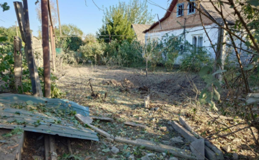 Внаслідок російських обстрілів поранено людину, потрощено інфраструктуру: правоохоронці Нікопольщини працюють на місцях ворожих атак