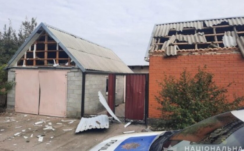 У Нікопольському районі через російські обстріли пошкоджено понад 60 приватних будинків, постраждали люди: поліцейські задокументували наслідки воєнних злочинів рф