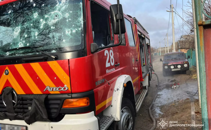 У Нікополі рятувальники потрапили під повторний обстріл ворога: деталі