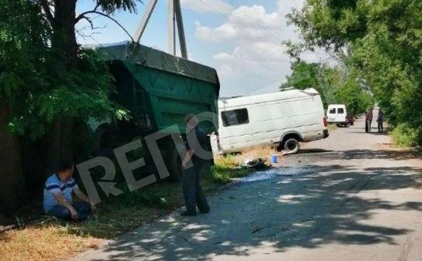 Под Никополем микроавтобус гнал «под сотку» и влетел в КамАЗ