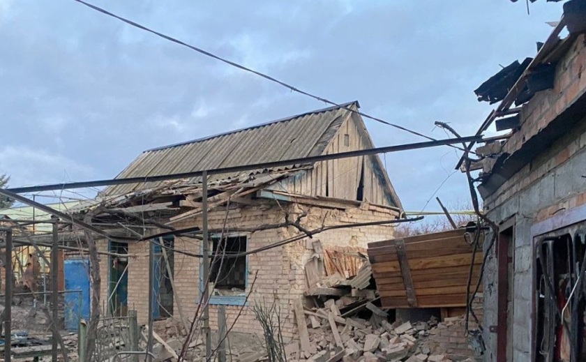 Зранку ворог атакував Нікополь: пошкоджено приватні будинки та газогін Зранку ворог атакував Нікополь: пошкоджено приватні будинки та газогін