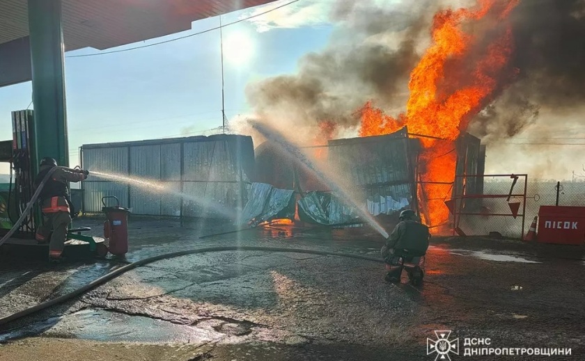 У Нікопольському районі через ворожий обстріл зайнялася АЗС