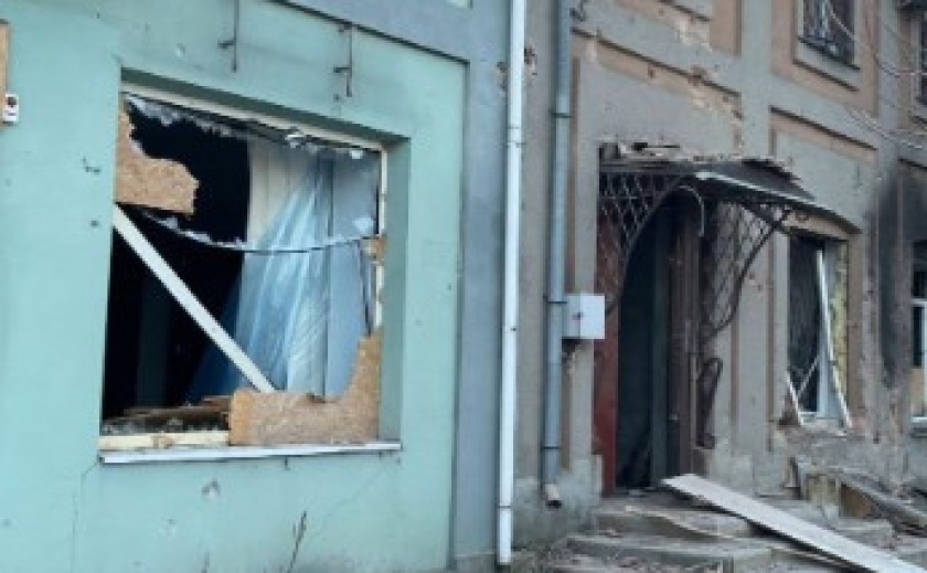 Впродовж минулої доби армія рф атакувала інфраструктуру Нікополя та району, є поранена: на місцях обстрілів працюють слідчі