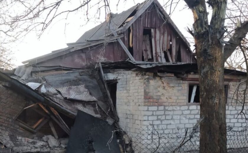Три десятки ворожих атак пережила Нікопольщина за день: постраждала літня жінка, пошкоджені підприємства та багатоквартирні будинки