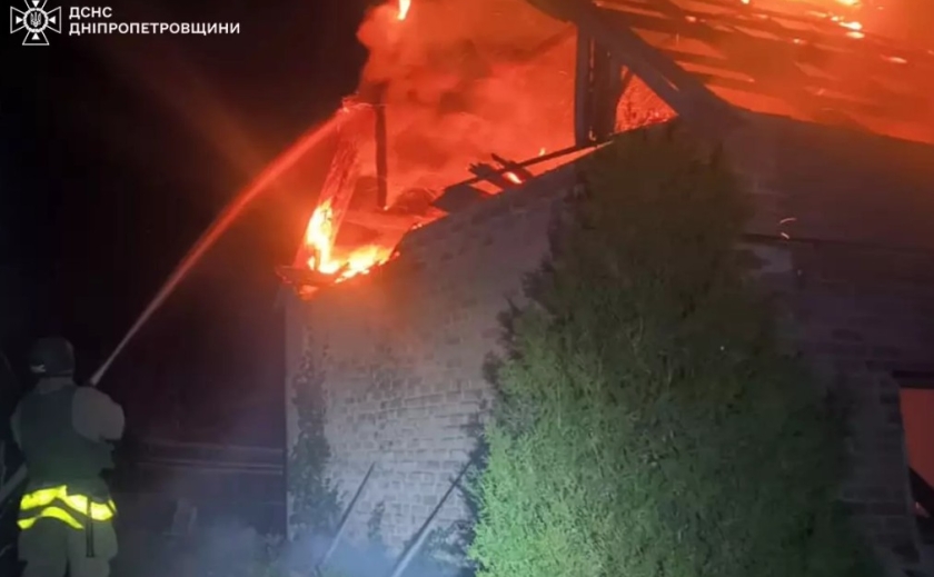 У Нікополі через ворожий обстріл зайнявся житловий будинок У Нікополі через ворожий обстріл зайнявся житловий будинок