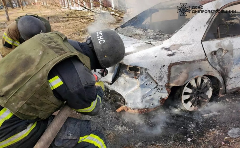У Нікополі внаслідок ворожого обстрілу зайнялися автомобілі У Нікополі внаслідок ворожого обстрілу зайнялися автомобілі