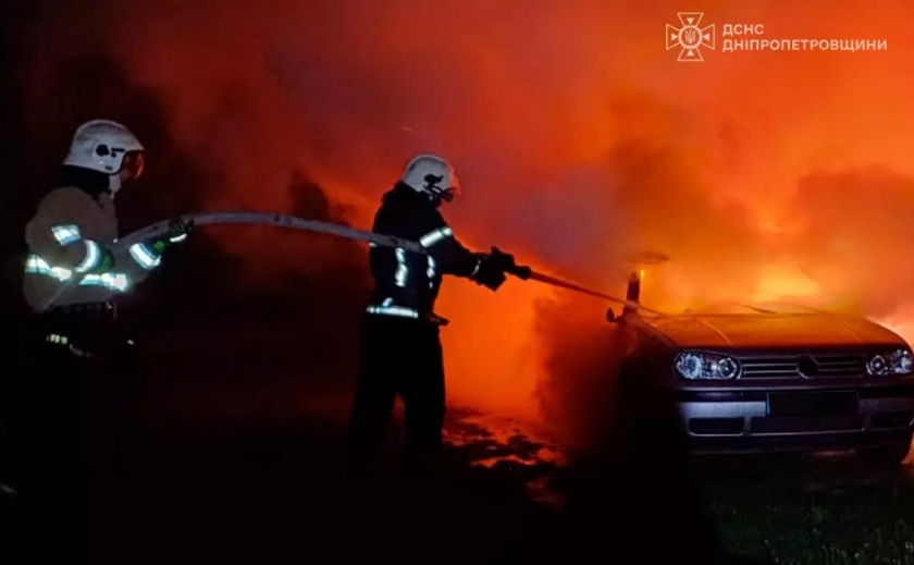 У Нікопольському районі вночі горів автомобіль