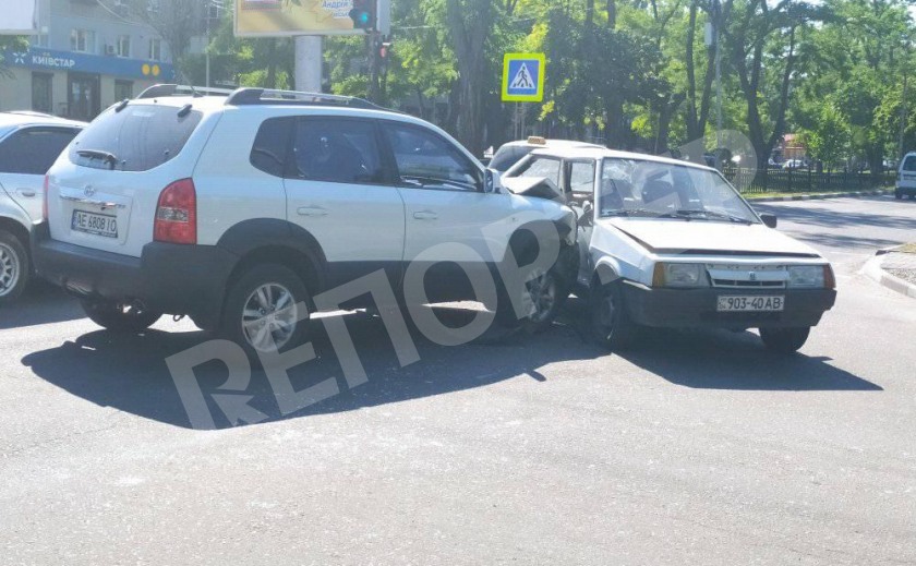 В центре Никополя произошла автокатастрофа. Свидетели, отзовитесь!