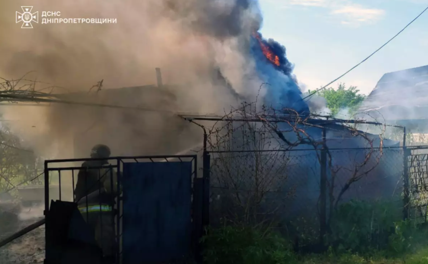 Нікопольський район: ворожий удар спричинив займання будинку