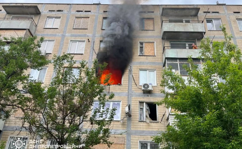 У Нікополі FPV-дрон влучив у п’ятиповерхівку: рятувальники ліквідували наслідки ворожої атаки