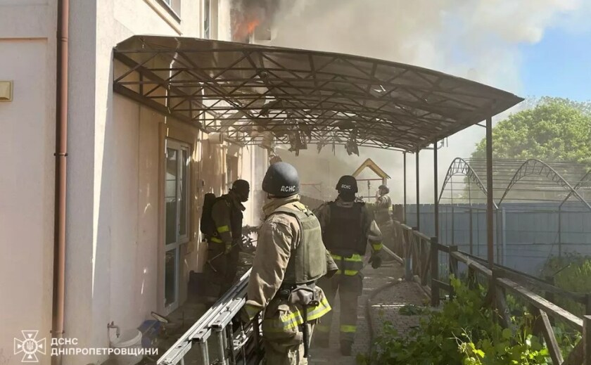У Нікополі внаслідок обстрілу горів приватний будинок