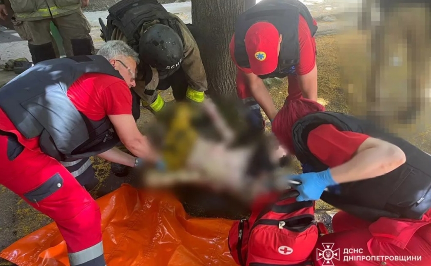 У Нікополі на пожежі вогнеборці врятували чоловіка У Нікополі на пожежі вогнеборці врятували чоловіка