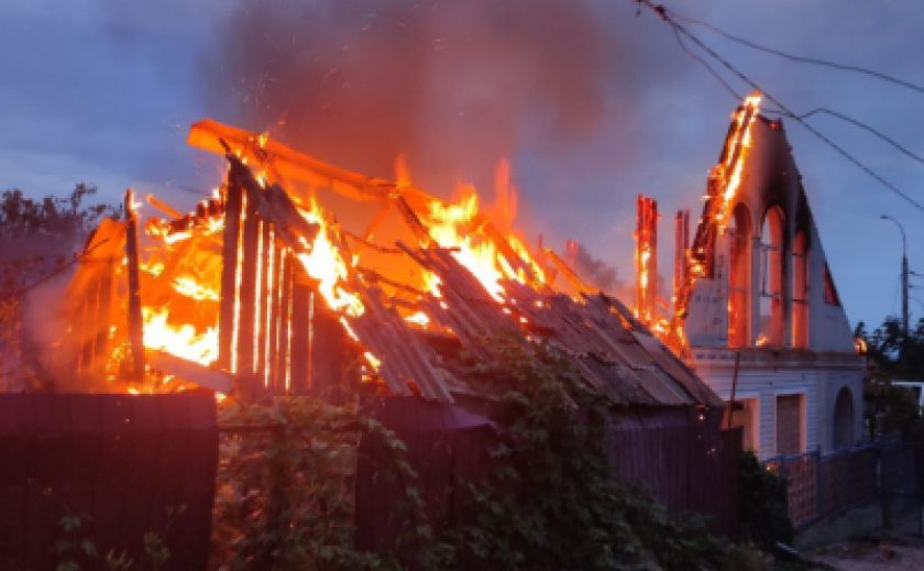 На Нікопольщині та Синельниківщині виникли пожежі через ворожі обстріли