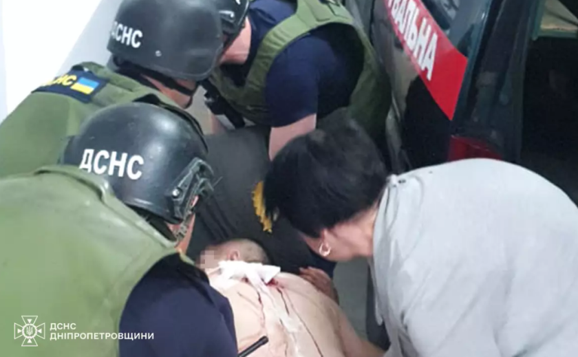 У Нікополі надзвичайники надали допомогу травмованому чоловікові та ліквідували пожежу, спричинену обстрілом