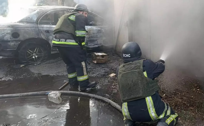 У Нікополі вогнеборці ліквідували займання гаража та автомобіля