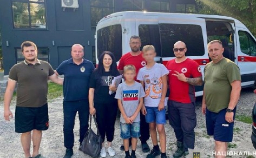 Поліцейські допомогли двом братам виїхати з прифронтової Нікопольщини до більш безпечного місця