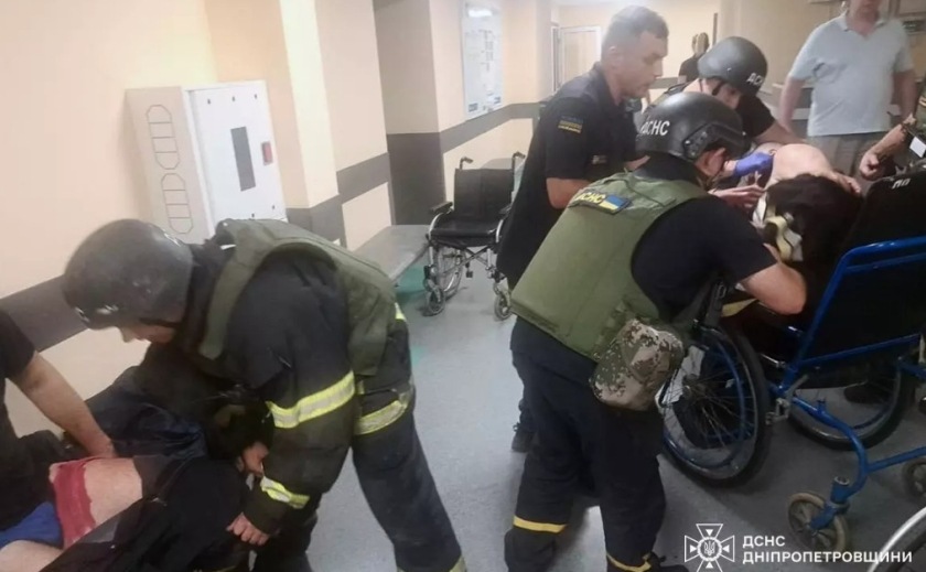 У Нікополі внаслідок влучання дрону отримали травми три рятувальника та двоє цивільних людей