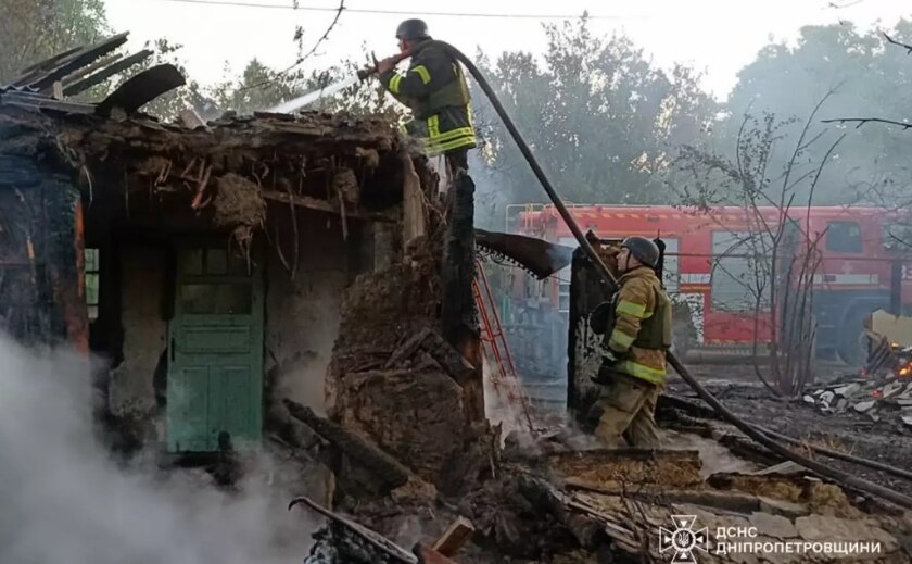 У Нікопольському районі вогнеборці ліквідували пожежі, спричинені ворожим влучанням
