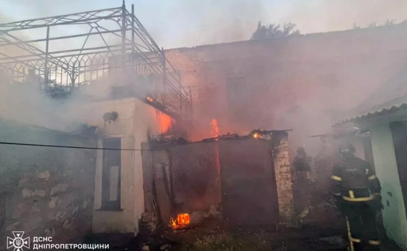 У Нікополі рятувальники ліквідували загорання, яке виникло внаслідок атаки дроном