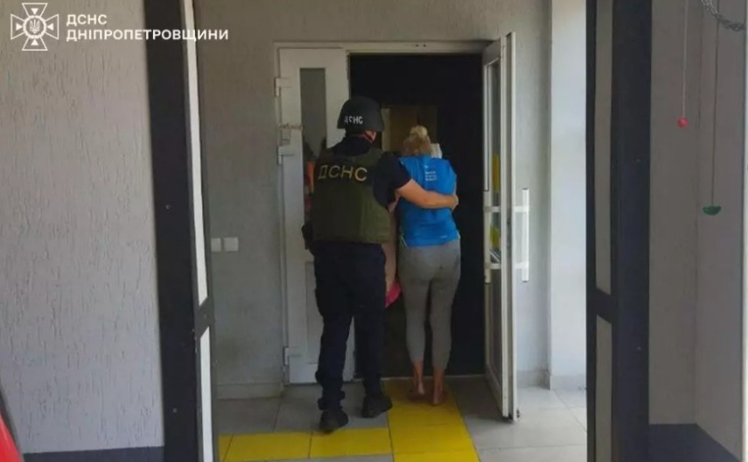 У Нікополі рятувальники надали допомогу травмованій жінці, яка постраждала від обстрілу