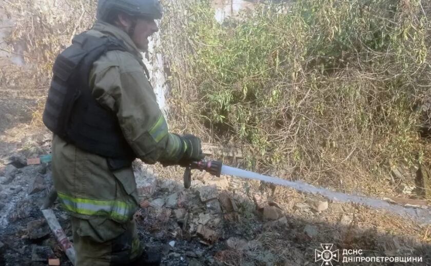 У Нікополі вогнеборці ліквідували пожежі, що виникли через обстріл