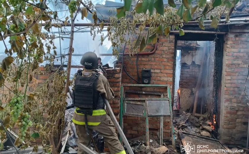 У Нікополі зайнявся житловий будинок внаслідок атаки дроном У Нікополі зайнявся житловий будинок внаслідок атаки дроном