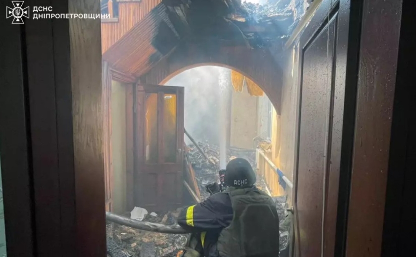 У Нікополі ворожий обстріл спричинив займання будинку У Нікополі ворожий обстріл спричинив займання будинку