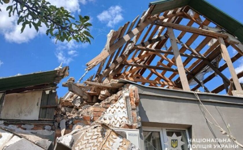 У Нікопольському районі внаслідок російських ударів загинула людина, ще дві жінки отримали травми: слідчі фіксують наслідки влучань