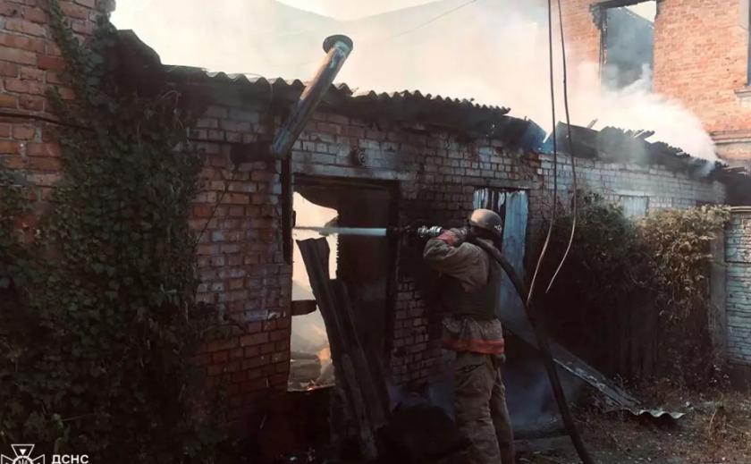 У Нікопольському районі вогнеборці ліквідували пожежі, спричинені ворожими обстрілами