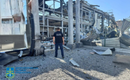 Внаслідок ворожих обстрілів у Нікополі загинула жінка, ще одну поранено – прокурори фіксують наслідки