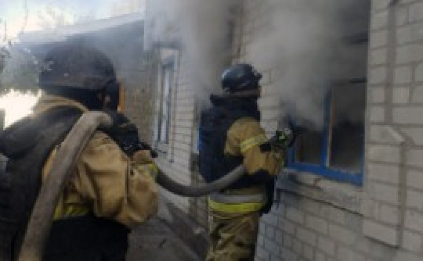 У Нікопольському районі влучання дрону спричинило займання на території двох приватних домоволодінь