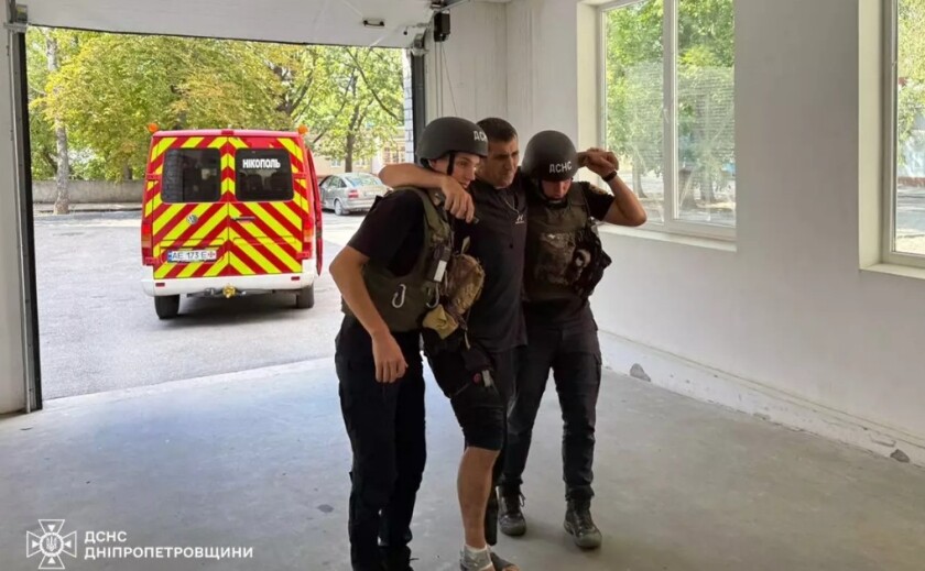 У Нікопольському районі внаслідок російського обстрілу травмовано рятувальника