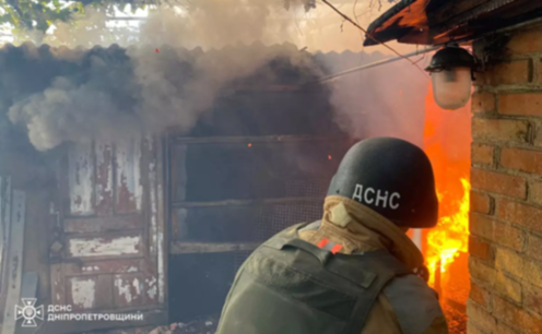 У Нікополі вогнеборці ліквідували наслідки ворожої атаки та врятували чоловіка