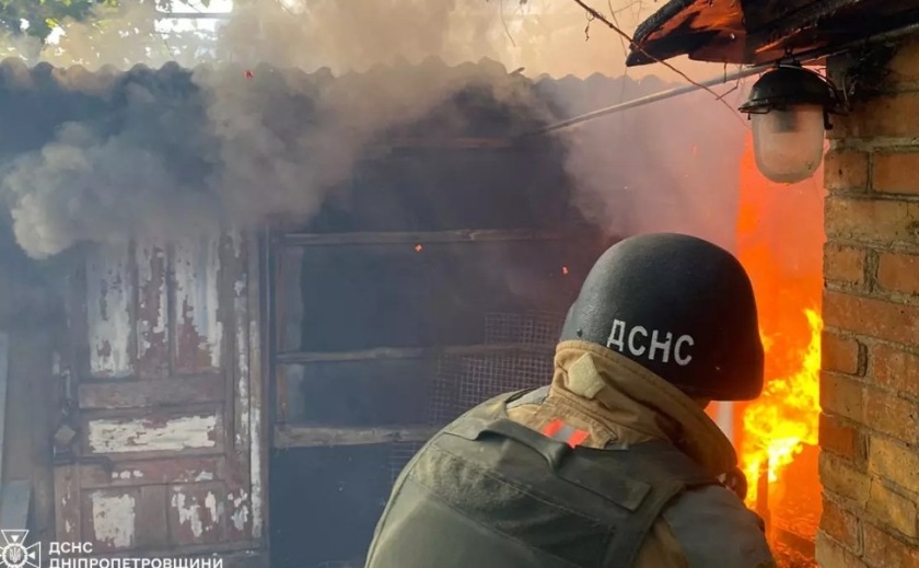 У Нікополі вогнеборці ліквідували наслідки ворожої атаки: постраждав чоловік