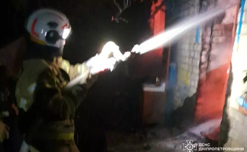 У Нікопольському районі вночі зайнявся житловий будинок