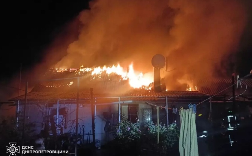 У Нікопольському районі ввечері зайнявся житловий будинок