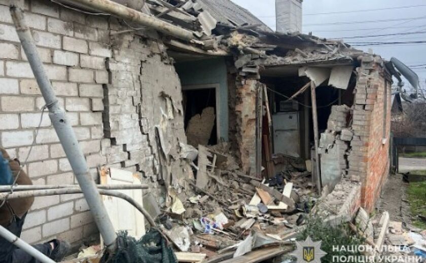 Нікопольські поліцейські доправили до лікарні літнє подружжя, яке постраждало внаслідок артобстрілу міста