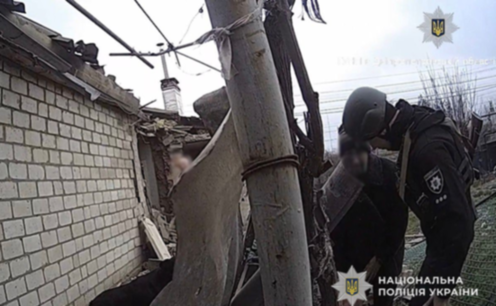 Нікопольські поліцейські врятували літнє подружжя після артобстрілу міста