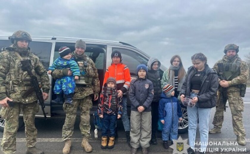 Зі сльозами на очах залишали рідний дім: поліцейські «Білі янголи» евакуювали з Нікополя багатодітну родину