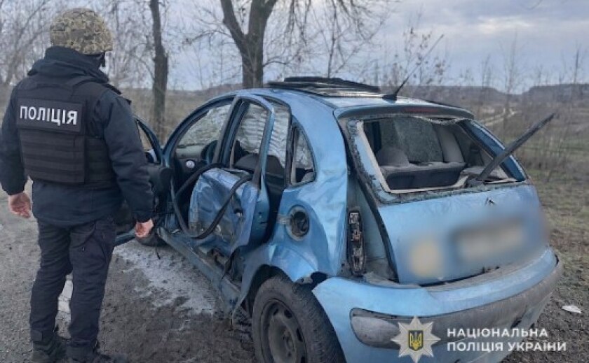 У Нікопольському районі ворожий БпЛА поцілив в цивільний автомобіль: постраждали жінка та дитина