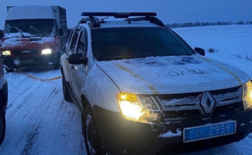 Допомога в негоду: поліцейський Нікопольського району допоміг водіям