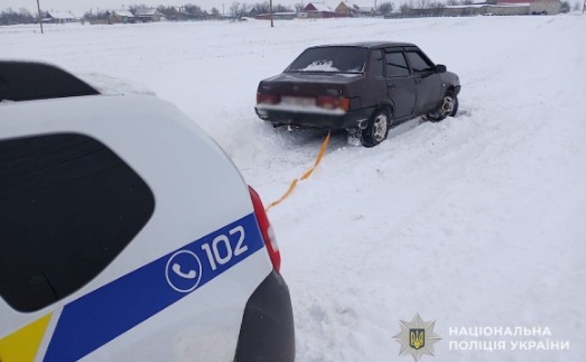 Допомога в негоду: поліцейські Нікопольщини продовжують реагувати на звернення громадян