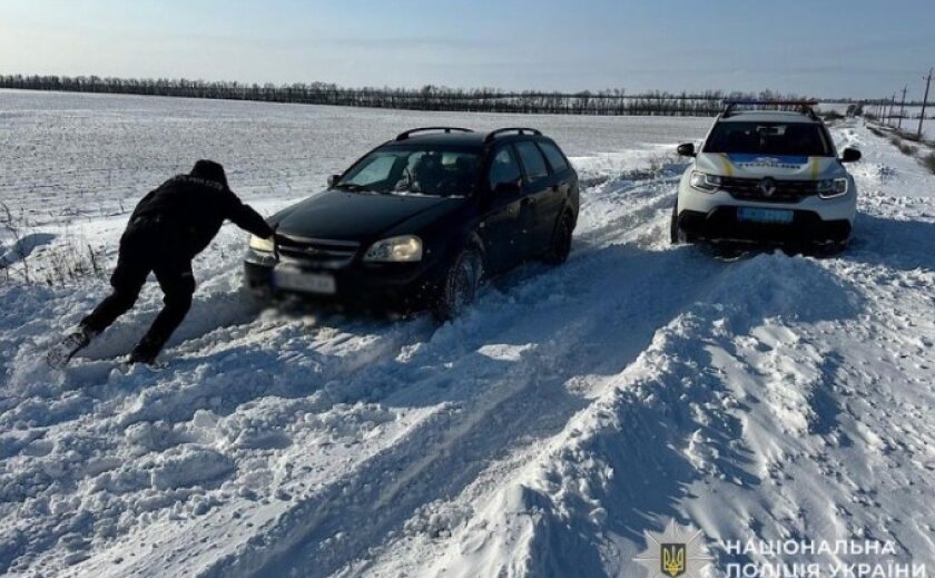 Допомога на засніженому узбіччі: у Нікопольському районі поліцейські не залишили водія у складній ситуації