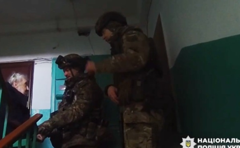 Попросила вивезти маму з берегової лінії Нікополя: поліцейські «Білі Янголи» допомогли евакуювати маломобільну літню жінку