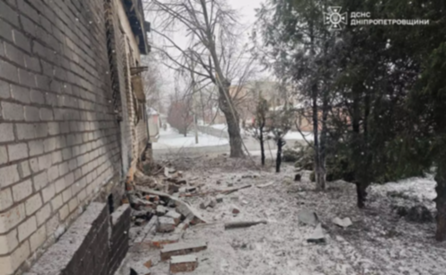 Нікополь: внаслідок ворожого обстрілу пошкоджено підрозділ ДСНС