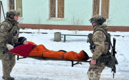 Повернулася до Нікополя, щоб забрати рідного брата: поліцейські допомогли евакуювати маломобільного чоловіка